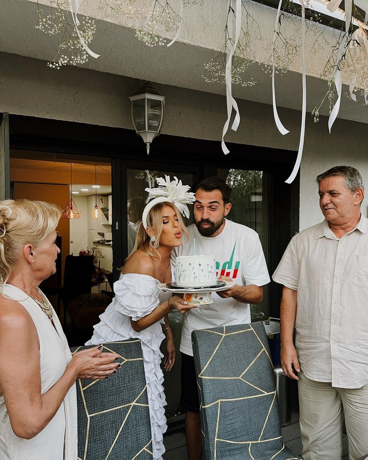 Marius Lăcătuș și soția acestuia, nașii cuplului Maria Simion și Alexandru » Fostul fotbalist a atras toate privirile la nunta creatoarei de modă