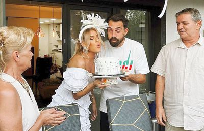 Marius Lăcătuș și soția acestuia, nașii cuplului Maria Simion și Alexandru » Fostul fotbalist a atras toate privirile la nunta creatoarei de modă