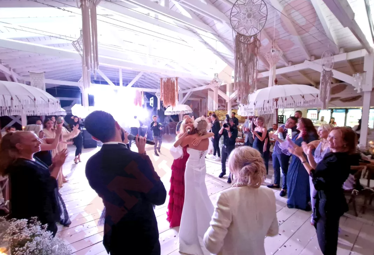 Marius Lăcătuș și soția acestuia, nașii cuplului Maria Simion și Alexandru » Fostul fotbalist a atras toate privirile la nunta creatoarei de modă