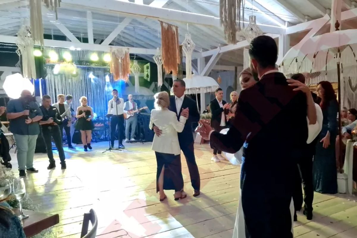 Marius Lăcătuș și soția acestuia, nașii cuplului Maria Simion și Alexandru » Fostul fotbalist a atras toate privirile la nunta creatoarei de modă