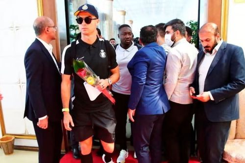 Cristiano Ronaldo la sosirea pe aeroportul din Iran // Foto: Persepolis Club/WANA