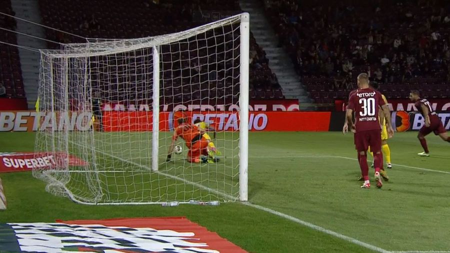 Sava îl împiedică pe Musi // foto: captură Orange Sport Cristi Balaj a venit cu explicații, după ce Istvan Kovacs a iertat-o pe CFR Cluj de două penalty-uri: „Ce, portarul este suliță?” + „Ajeti a fost ținut!”