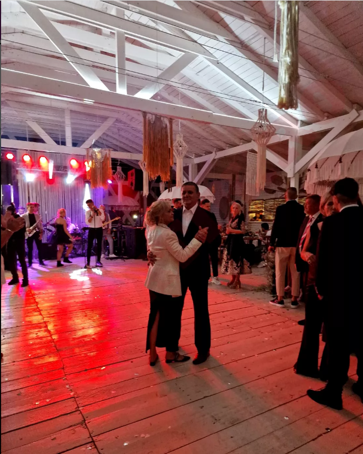 Marius Lăcătuș și soția acestuia, nașii cuplului Maria Simion și Alexandru » Fostul fotbalist a atras toate privirile la nunta creatoarei de modă