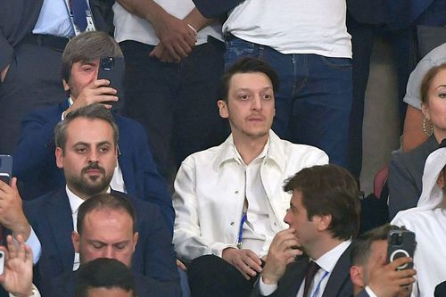Mesut Ozil, cu geacă albă, ar putea reveni în fotbal // Foto: Imago