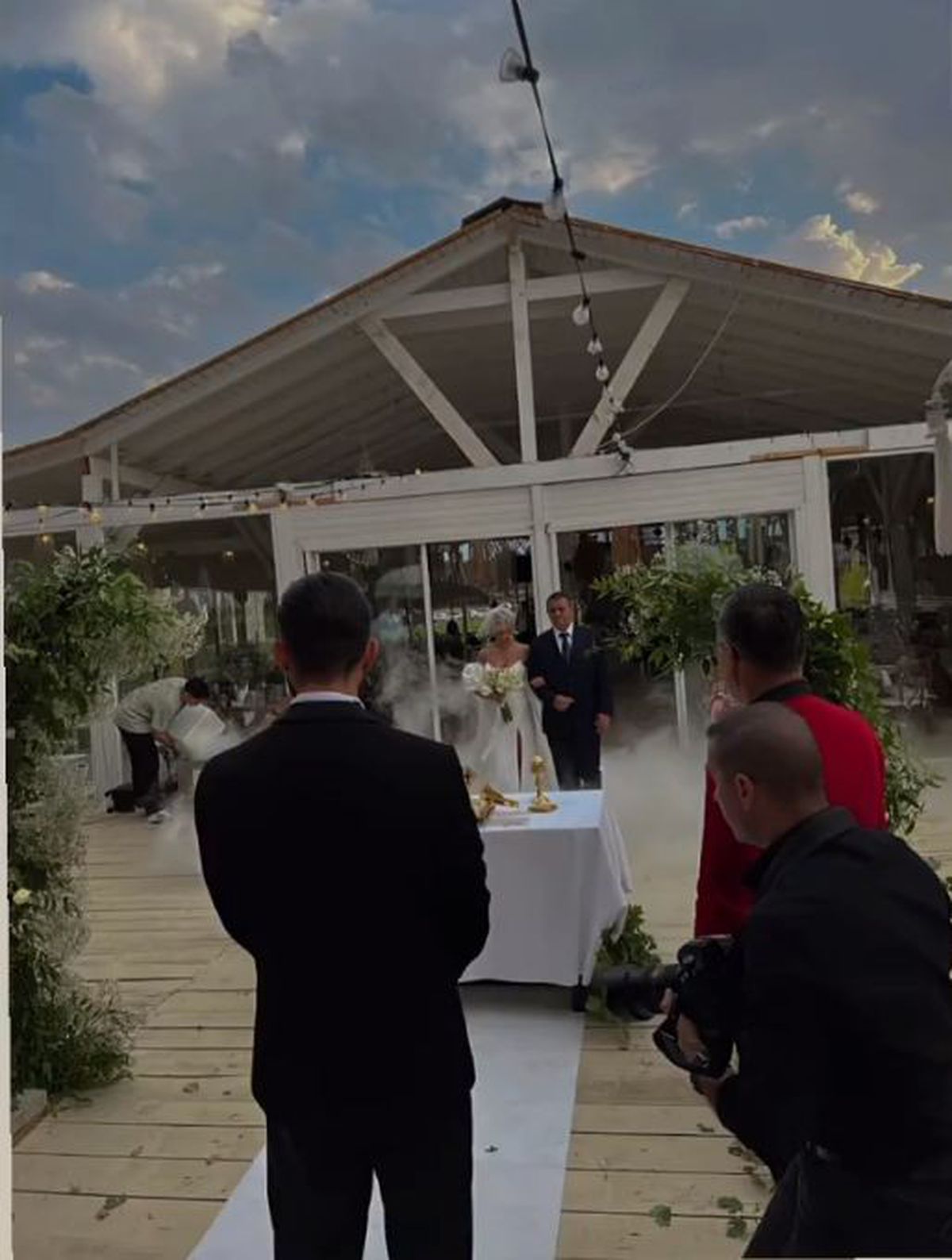 Marius Lăcătuș și soția acestuia, nașii cuplului Maria Simion și Alexandru » Fostul fotbalist a atras toate privirile la nunta creatoarei de modă