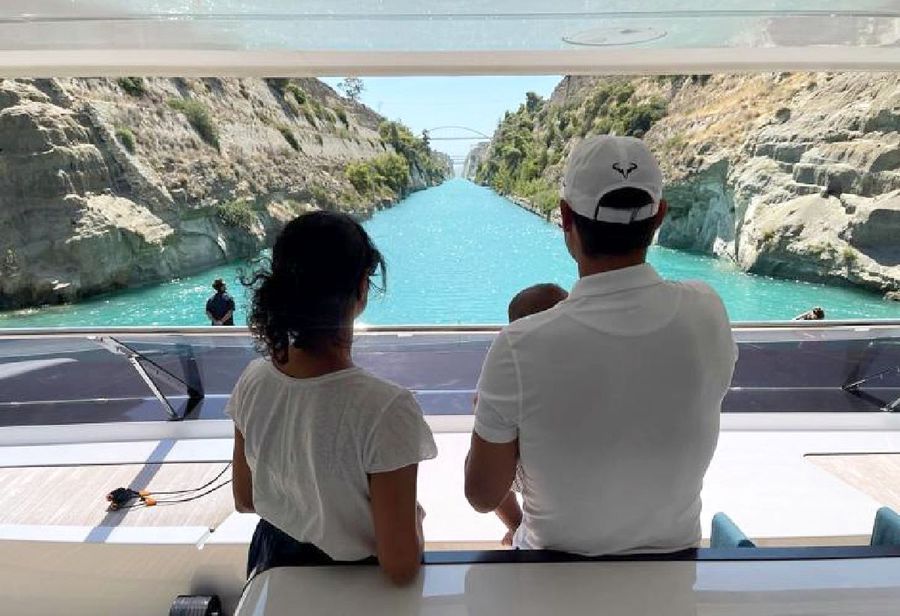 La bordul iahtului privat „Great White”, Rafa, Xisca și fiul lor s-au deconectat vara aceasta în apele liniștite din Insulele Ionice: au vizitat Corfu, Ithaca, Meganisi și alte destinații renumite din Grecia Rafa Nadal rupe tăcerea într-un amplu interviu oferit în Spania » Cum e accidentarea, când se retrage și cum a trăit ultimele recorduri ale rivalului: „Djokovic trăiește treaba asta mult mai intens”