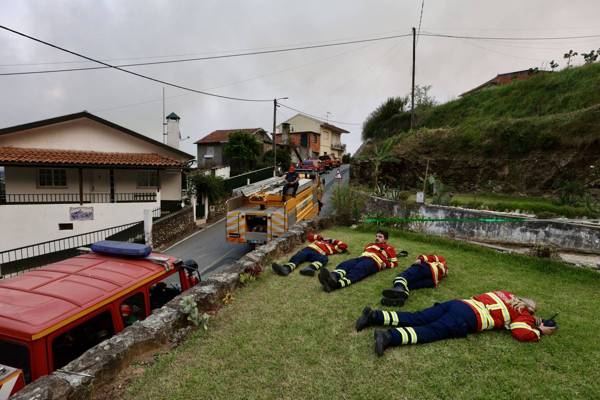 Fotbal mistuit de flăcări » Incendiul devastator a cuprins și stadionul: „Aerul continuă să fie irespirabil. Este un haos total”