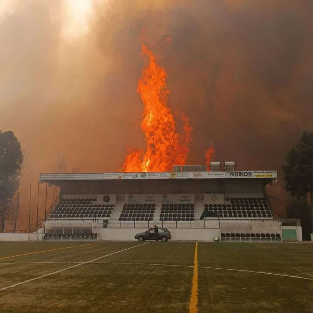 Fotbal mistuit de flăcări » Incendiul devastator a cuprins și stadionul: „Aerul continuă să fie irespirabil. Este un haos total”