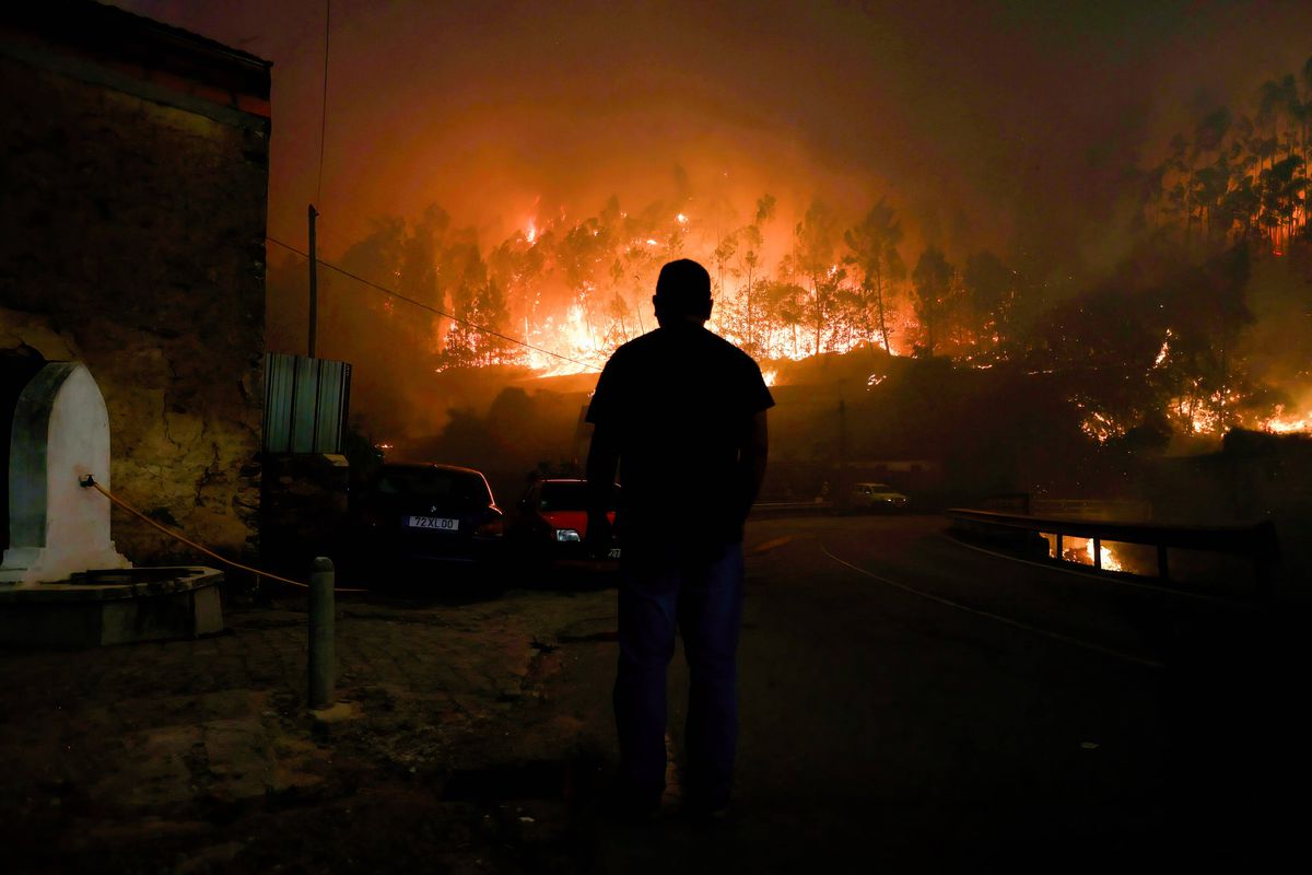 Fotbal mistuit de flăcări » Incendiul devastator a cuprins și stadionul: „Aerul continuă să fie irespirabil. Este un haos total”