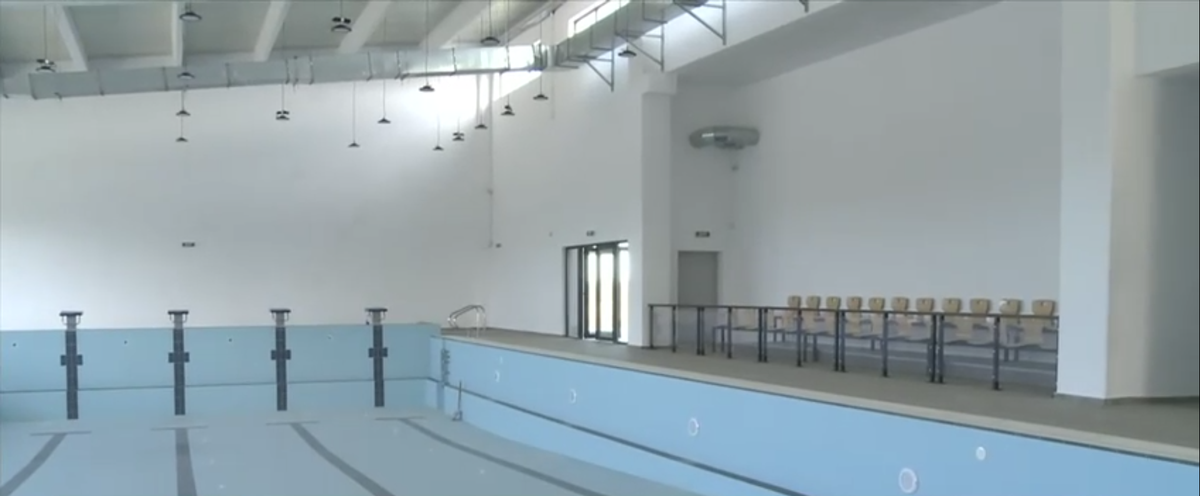Între timp, în România: bazin semiolimpic inaugurat într-un sat fără canalizare » „Mobilizez babele de prin jurul meu și ne ducem împreună”