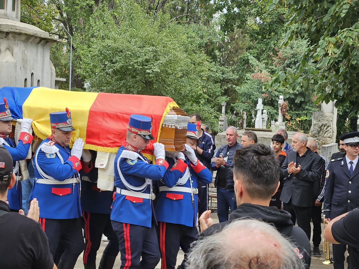 Gigi Mulțescu a fost înmormântat cu onoruri militare în Cimitirul „Reînvierea” » Peste 200 de oameni au venit să-și ia rămas-bun de la legenda lui Dinamo