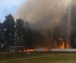 Fotbal mistuit de flăcări » Incendiul devastator a cuprins și stadionul: „Aerul continuă să fie irespirabil. Este un haos total”