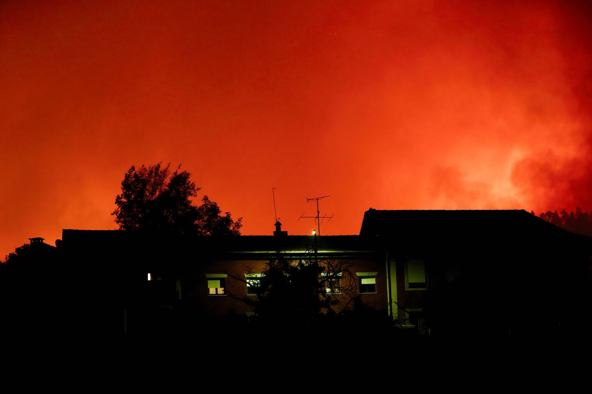 Stadion cuprins de flăclări! Incendii devastatoare în nordul Portugaliei