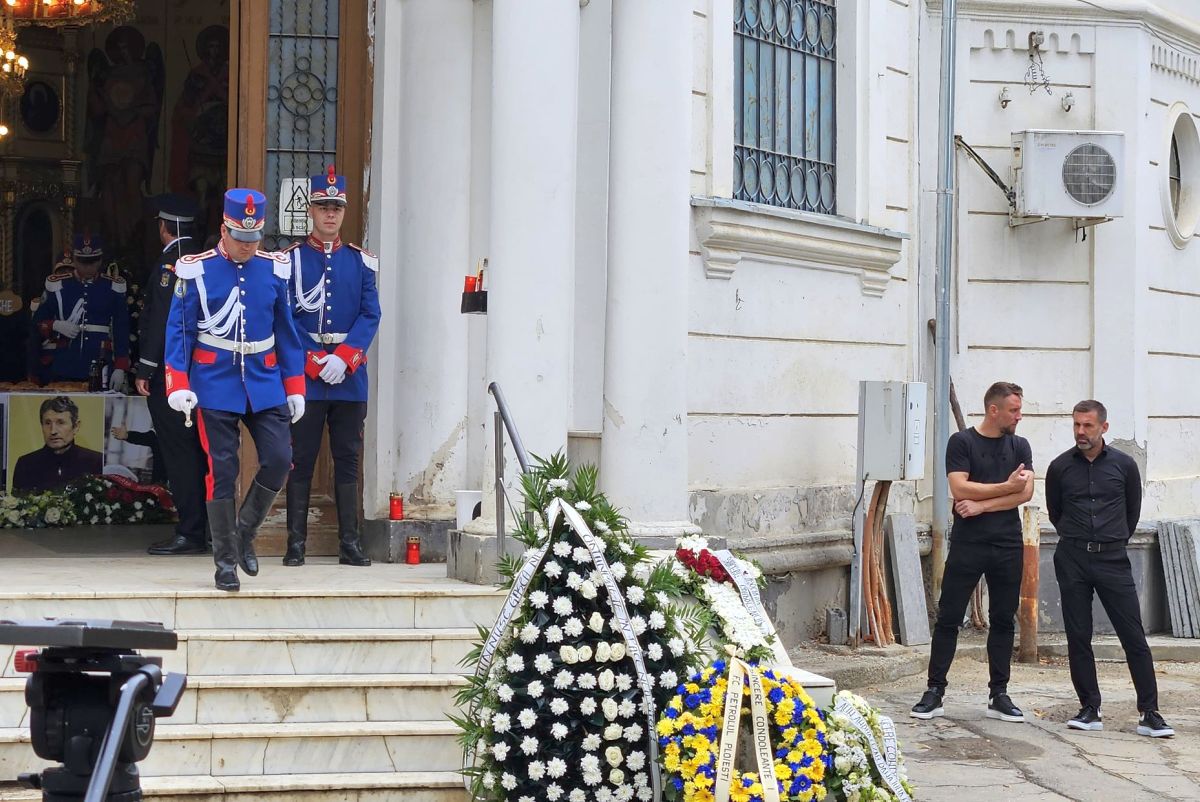 FOTO Gigi Mulțescu, înmormântat cu onoruri militare în Cimitirul „Reînvierea” » Peste 200 de oameni au venit să-și ia rămas-bun de la legenda lui Dinamo