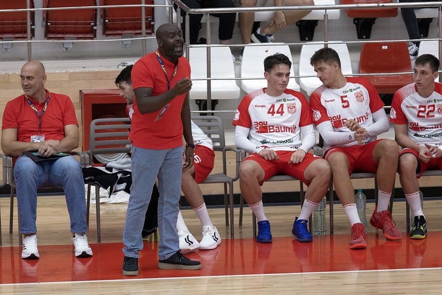 David Davis, antrenorul lui Dinamo. Foto: Facebook @CS Dinamo Handbal Dinamo merge după puncte la Wisla Plock, în etapa a doua din Liga Campionilor » „Dulăii” pleacă cu şansa a doua