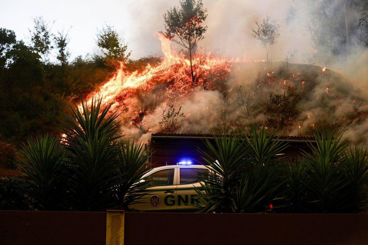 Stadion cuprins de flăclări! Incendii devastatoare în nordul Portugaliei