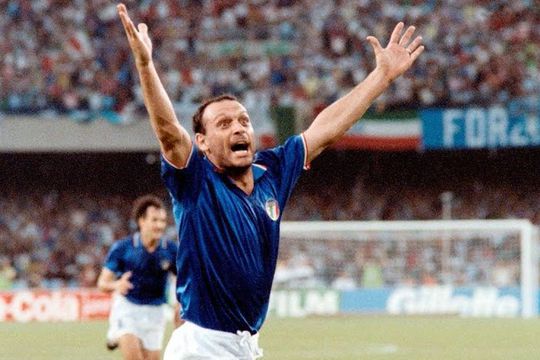 Salvatore „Toto” Schillaci, fostul atacant al naționalei Italiei care prin golurile lui a calificat Squadra Azzurra în semifinalele Mondialului din 1990