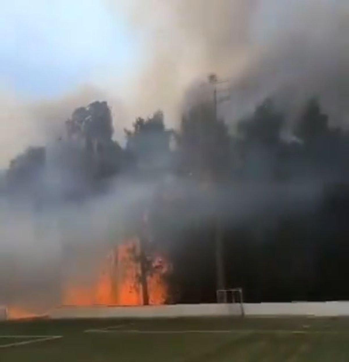 Stadion cuprins de flăclări! Incendii devastatoare în nordul Portugaliei