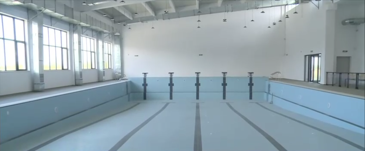 Între timp, în România: bazin semiolimpic inaugurat într-un sat fără canalizare » „Mobilizez babele de prin jurul meu și ne ducem împreună”