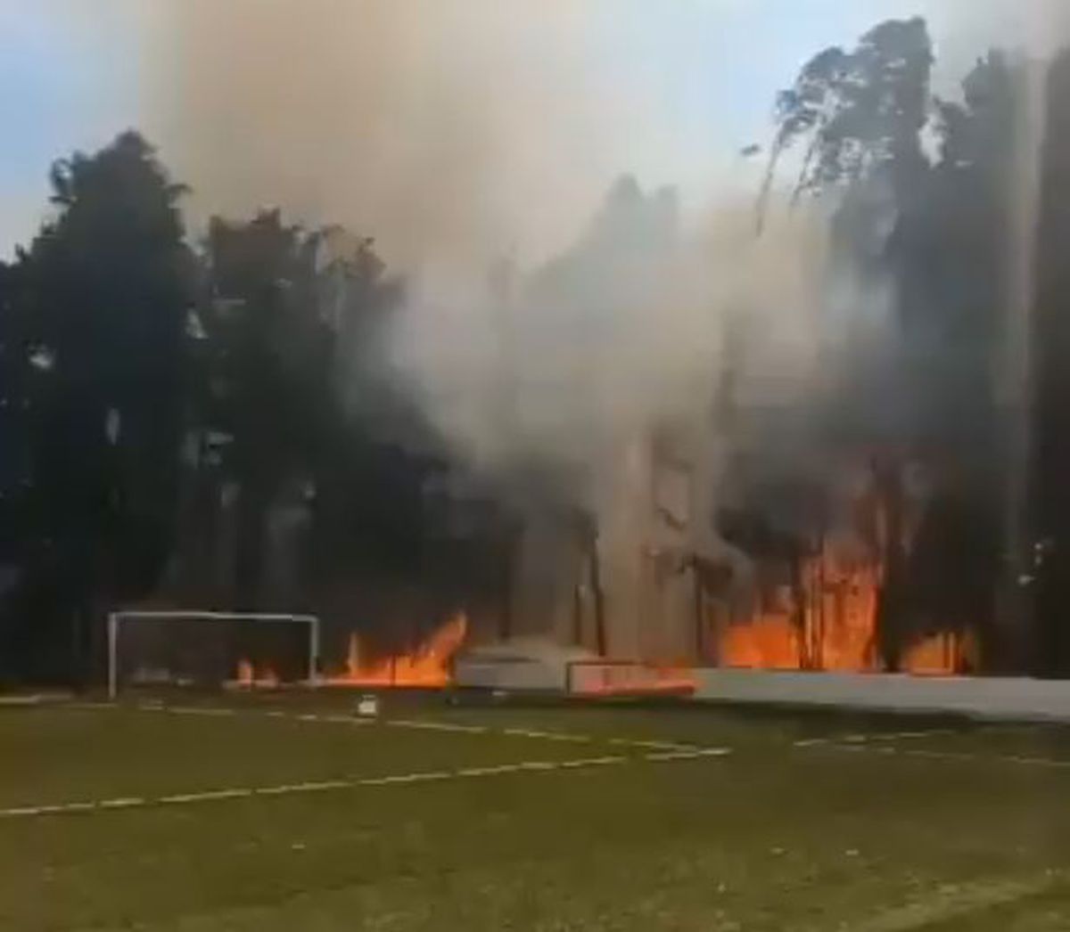 Fotbal mistuit de flăcări » Incendiul devastator a cuprins și stadionul: „Aerul continuă să fie irespirabil. Este un haos total”