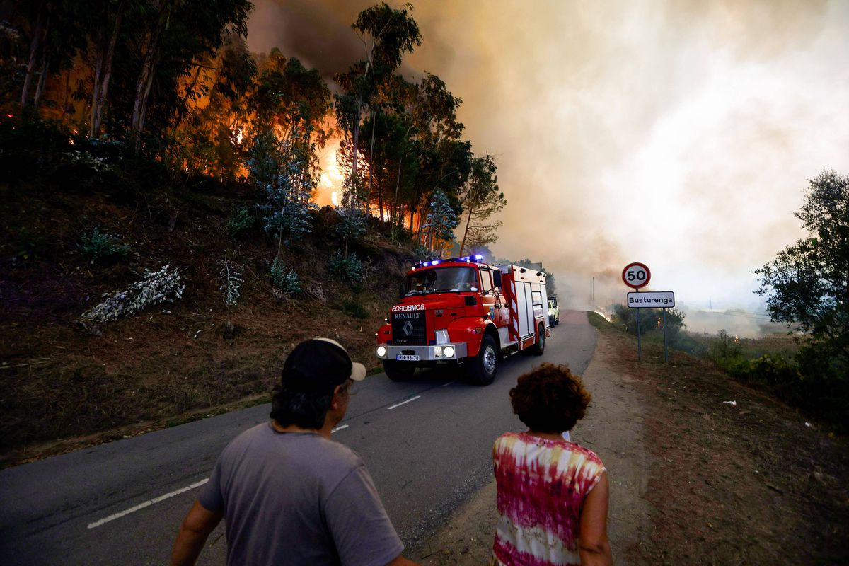 Stadion cuprins de flăclări! Incendii devastatoare în nordul Portugaliei