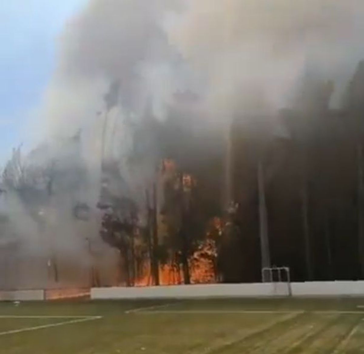 Stadion cuprins de flăclări! Incendii devastatoare în nordul Portugaliei