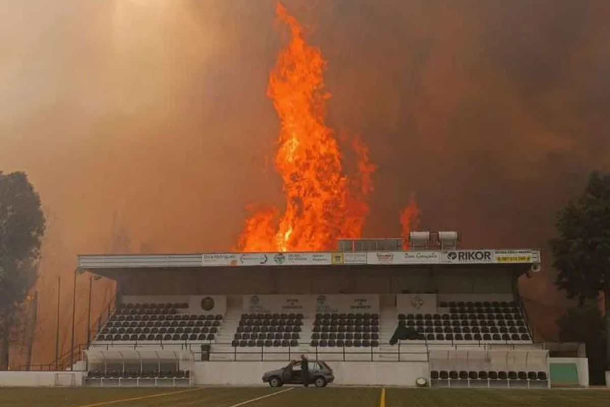 Fotbal mistuit de flăcări » Incendiul devastator a cuprins și stadionul: „Aerul continuă să fie irespirabil. Este un haos total”