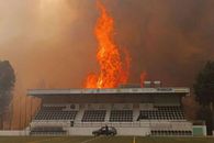 Fotbal mistuit de flăcări » Incendiul devastator a cuprins și stadionul: „Aerul continuă să fie irespirabil. Este un haos total”