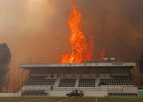 Fotbal mistuit de flăcări » Incendiul devastator a cuprins și stadionul: „Aerul continuă să fie irespirabil. Este un haos total”