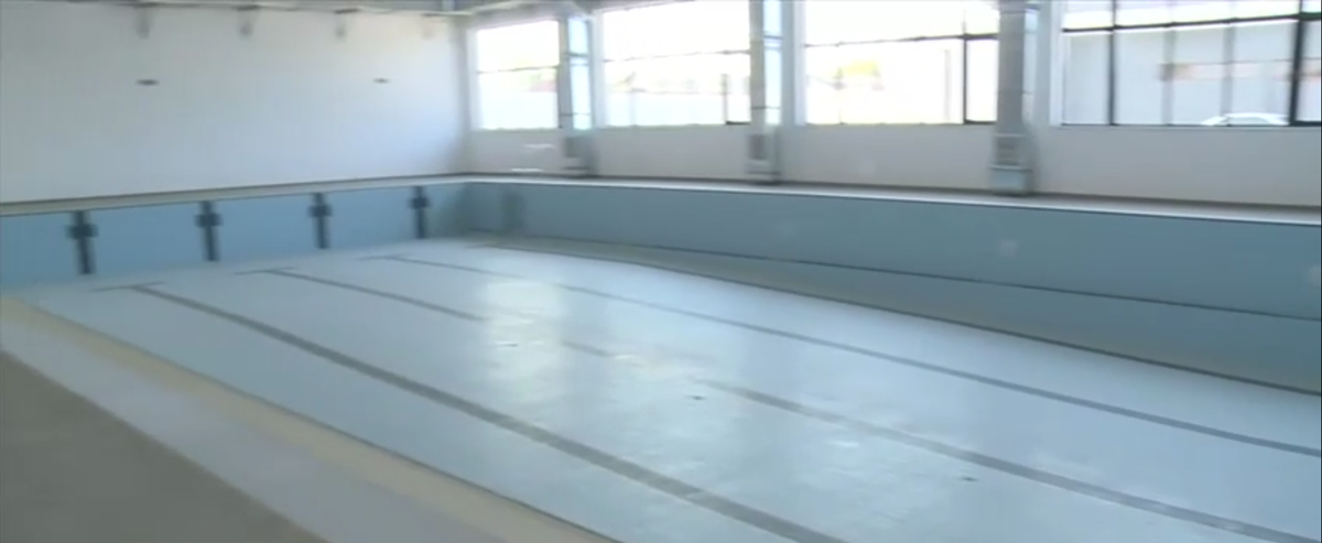 Între timp, în România: bazin semiolimpic inaugurat într-un sat fără canalizare » „Mobilizez babele de prin jurul meu și ne ducem împreună”