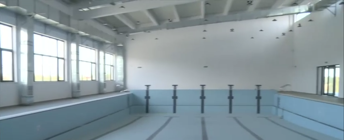 Între timp, în România: bazin semiolimpic inaugurat într-un sat fără canalizare » „Mobilizez babele de prin jurul meu și ne ducem împreună”