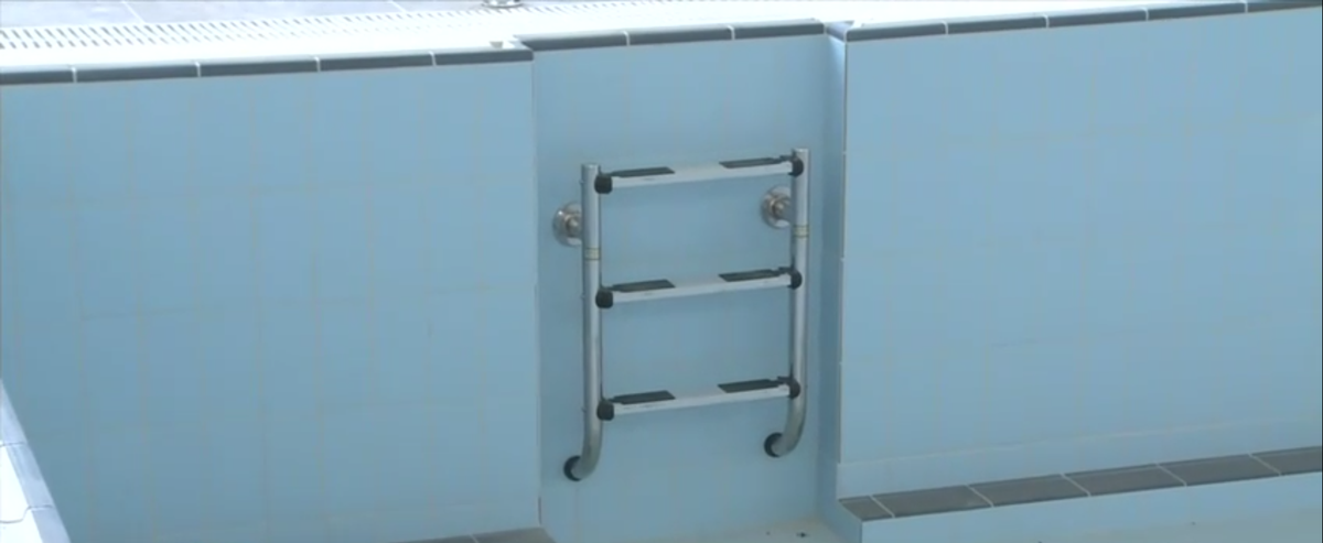 Între timp, în România: bazin semiolimpic inaugurat într-un sat fără canalizare » „Mobilizez babele de prin jurul meu și ne ducem împreună”