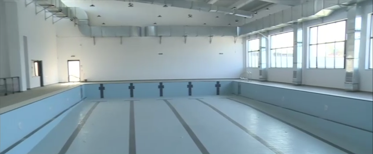 Între timp, în România: bazin semiolimpic inaugurat într-un sat fără canalizare » „Mobilizez babele de prin jurul meu și ne ducem împreună”