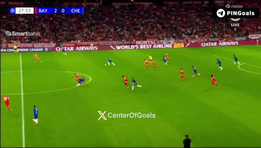 Incidentul dintre Jonathan Tah (în roșu) și Joao Pedro s-a produs în cercul de la centrul terenului / Foto: captură Enzo Maresca face scandal: „Trebuia să vedem sânge ca să fie eliminat?!”