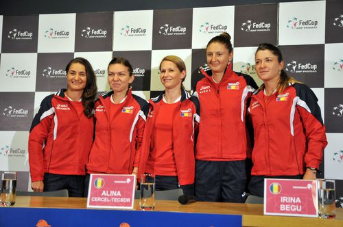 Alexandra Dulgheru (prima din dreapta) în echipa de BJK Cup a României în 2016 Foto: Imago Images