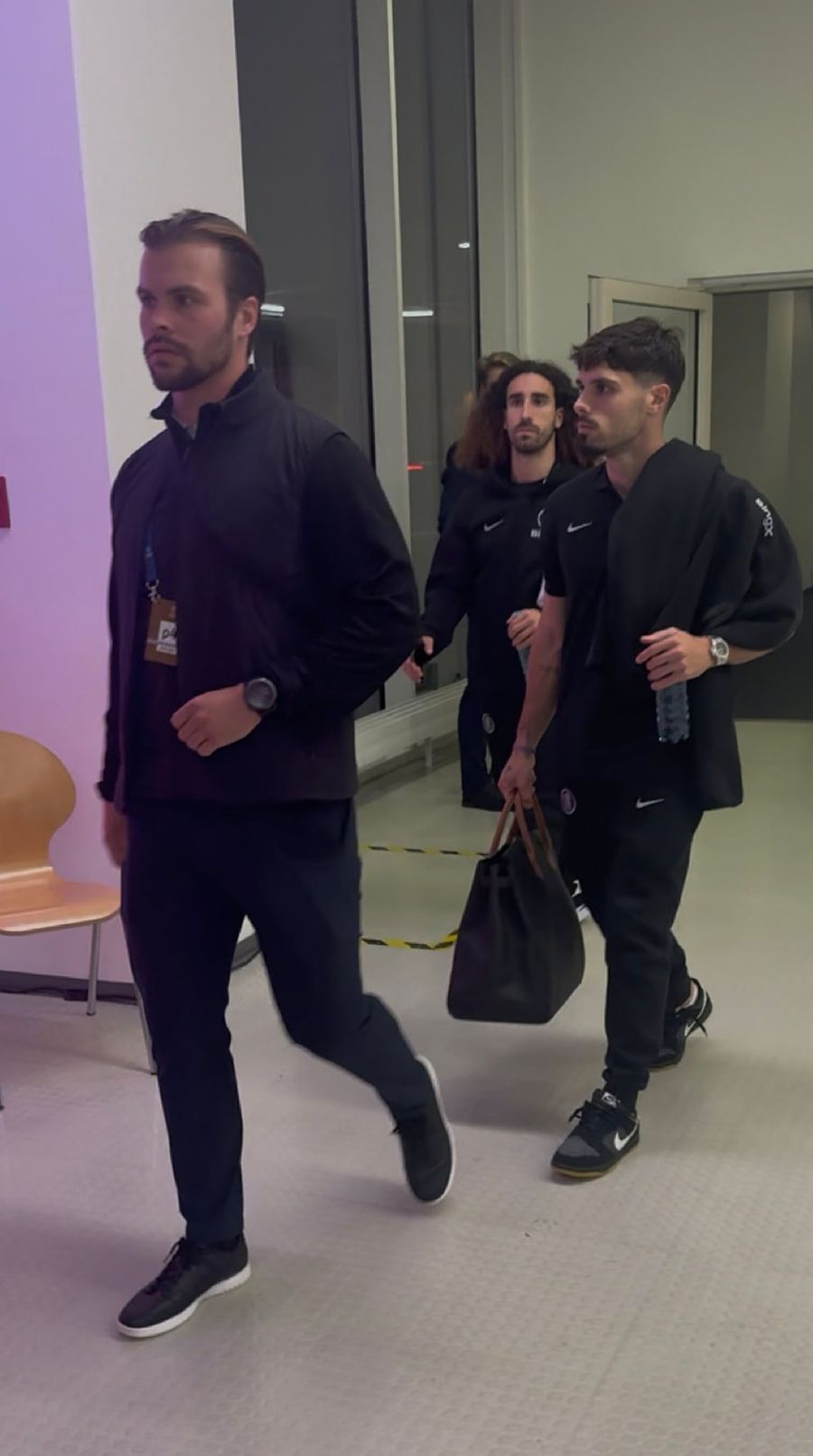 Marc Cucurella, în plan secund, cu părul lung, scos cu bodyguarzii de pe Allianz Arena / Foto: Bild Zeitung Nemții nu l-au iertat nici la un an după Euro! Marc Cucurella, scos ca un infractor de pe Allianz Arena