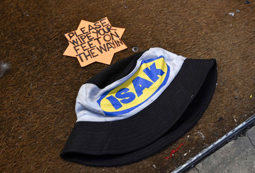 Fanii lui Newcastle, îndemnați să se șteargă pe picioare pe accesoriile cu Isak / Foto: Imago