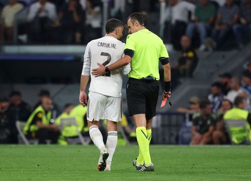 Arbitrul Irfan Peljto discută amical cu Dani Carvajal înainte de a-i arăta cartonașul roșu