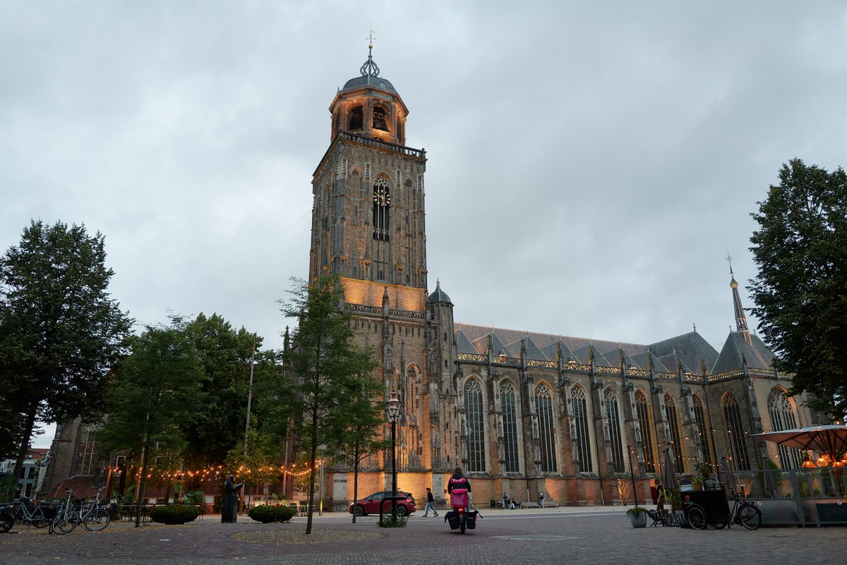 Cum vor fi întâmpinați fanii lui FCSB la Deventer: „Îi așteptăm pe români!”