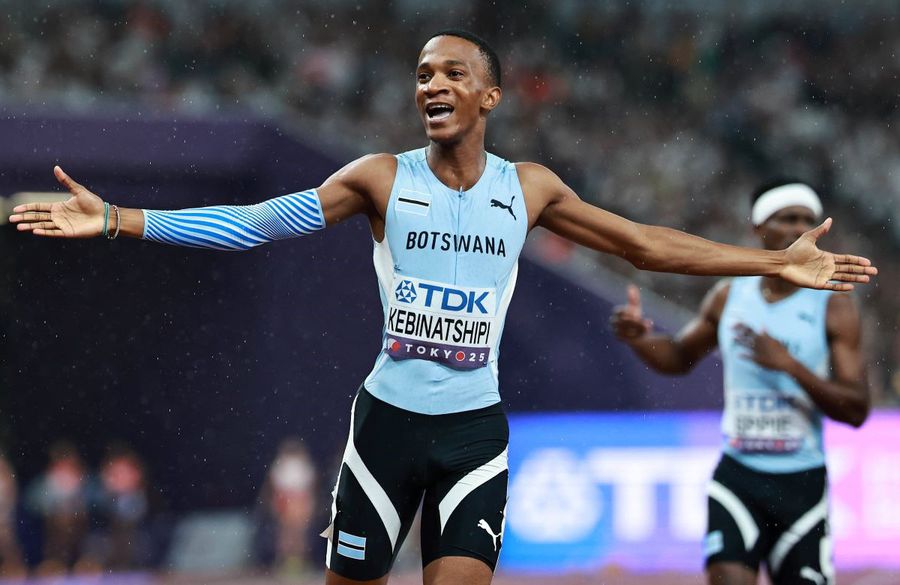 Collen Kebinatshipi sărbătorind victoria la 400 m la CM 2025 Foto: Imago Images Nouă bornă la Mondialele de atletism, primul campion din istorie al Botswanei: „Sunt nebun de fericire!”