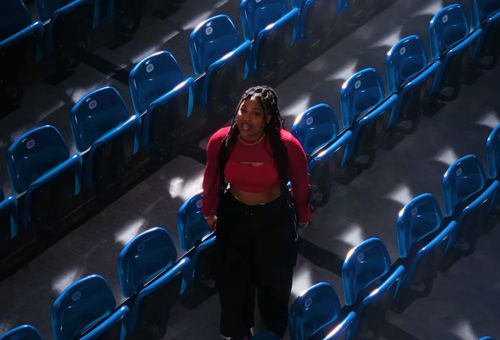 „Mâinile sus pentru mai mult” este imnul Campionatului Mondial de handbal feminin din acest an. Melodia este interpretată de Lucille & Bria X, două artiste din Hamburg.