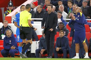 Explicația lui Diego Simeone, după gestul obscen de pe Anfield: „Eu sunt cel care trebuie să suporte. De ce?”