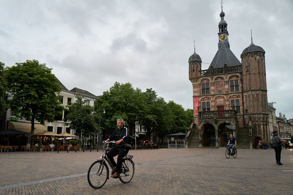 Cum vor fi întâmpinați fanii lui FCSB la Deventer: „Îi așteptăm pe români!”