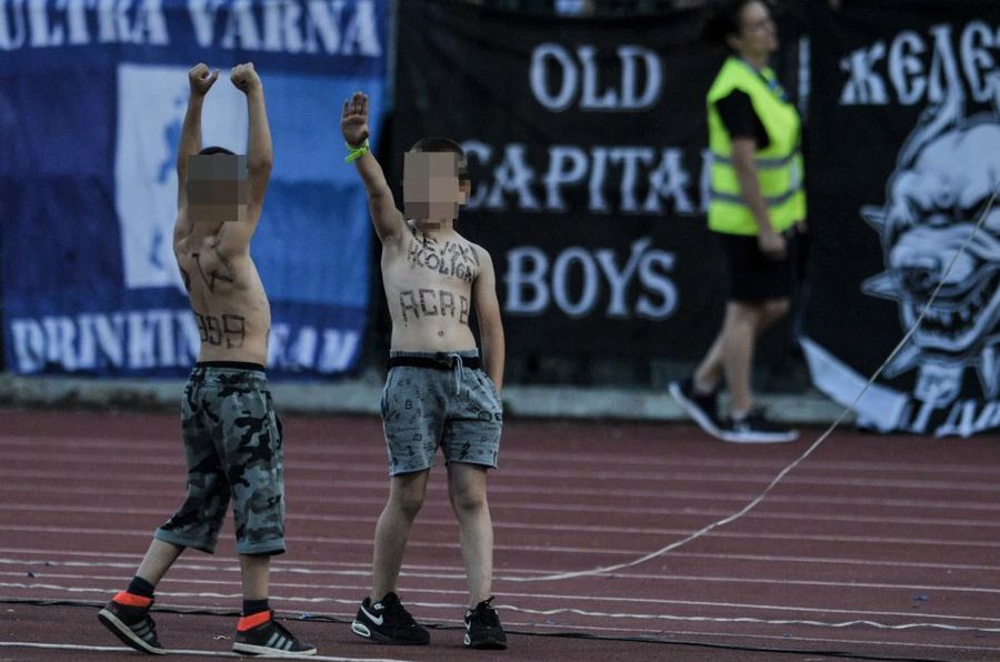 FOTO Copii ultrași cu „tatuaje” și saluturi naziste » Pozele înfiorătoare care explică atacul rasist de la Bulgaria - Anglia 0-6