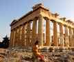 14. NU sunt permise tocurile pe Acropole, în Grecia! Interdicția a fost pusă în 2009, deoarece tocurile afectau situl arheologic. În plus, e destul de mult de urcat până acolo.