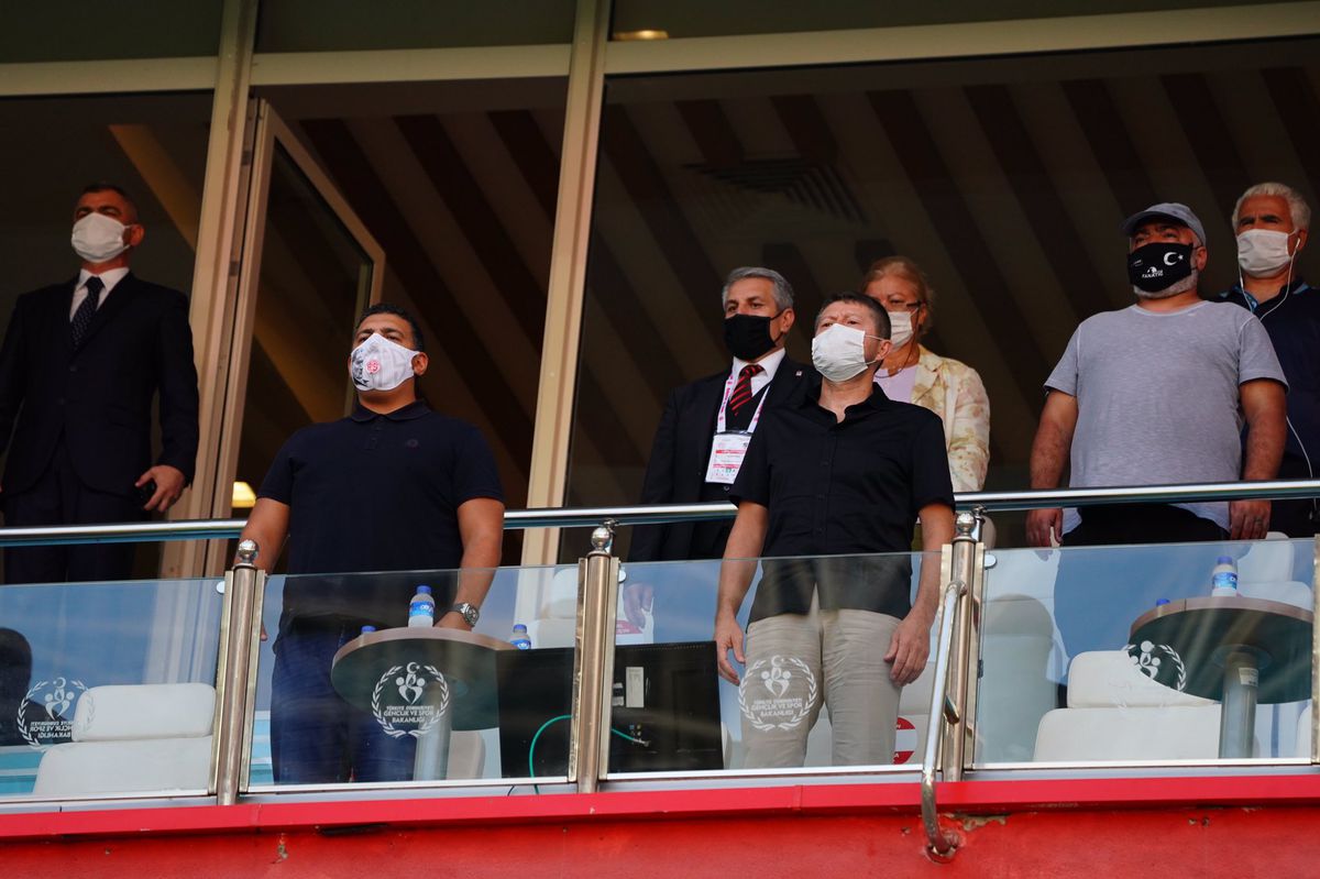 UPDATE Scandal uriaș! Imagine explozivă postată de turci: Marius Șumudică, atacat de rivali în tribune