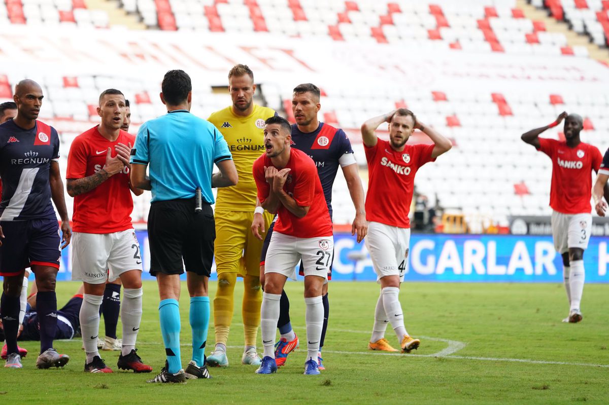 UPDATE Scandal uriaș! Imagine explozivă postată de turci: Marius Șumudică, atacat de rivali în tribune