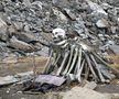 Zona din jurul Lacului Rookpund din Uttarakhand stârnește curiozitatea turiștilor întrucât aici s-au descoperit și încă mai există numeroase vârfuri de lance, artefacte, papuci de piele, cranii și schelete umane. Ele apar în special după topirea zăpezii. // Foto: Speakzeasy