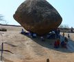 „Krishna’s Butter Ball” este o stâncă enormă din Mahabalipuram impresionează prin faptul că stă într-un echilibru perfect pe o pantă. Stânca are 20 de metri înălțime și a devenit o atracție pentru turiști. // Foto: KavitaJV