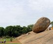 „Krishna’s Butter Ball” este o stâncă enormă din Mahabalipuram impresionează prin faptul că stă într-un echilibru perfect pe o pantă. Stânca are 20 de metri înălțime și a devenit o atracție pentru turiști. // Foto: KavitaJV